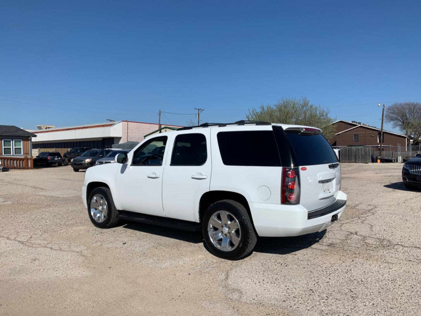 2008 White /Black GMC Yukon SLE-1 2WD (1GKFC13C98R) with an 4.8L V8 OHV 16V engine, Automatic Overdrive transmission, located at 1830 North Belt Line Road, Irving, TX, 75061, (469) 524-0199, 32.834373, -96.993584 - Photo#5